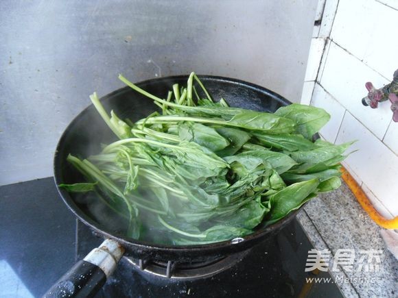 蒜油菠菜的步骤