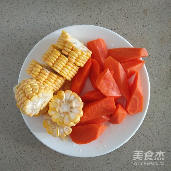 玉米排骨胡萝卜汤的步骤