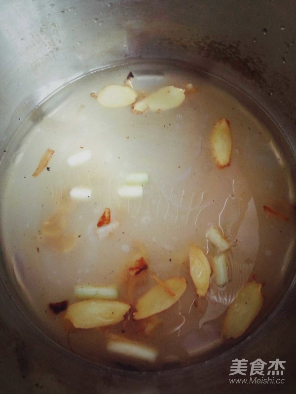 萝卜汆肉汤的步骤
