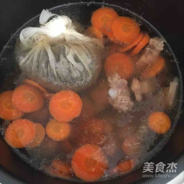 鸡骨草排骨汤成品图