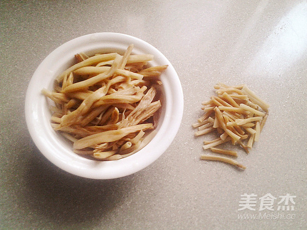 黄花菜肉汤的步骤