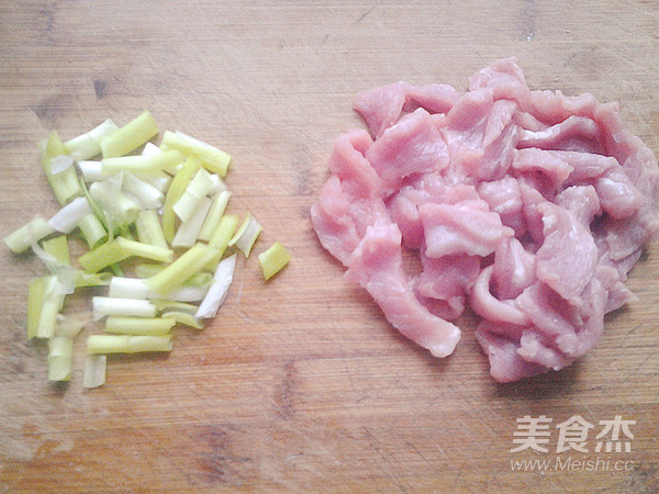 黄花菜肉汤的步骤