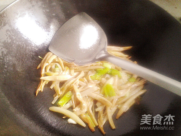 黄花菜肉汤的步骤