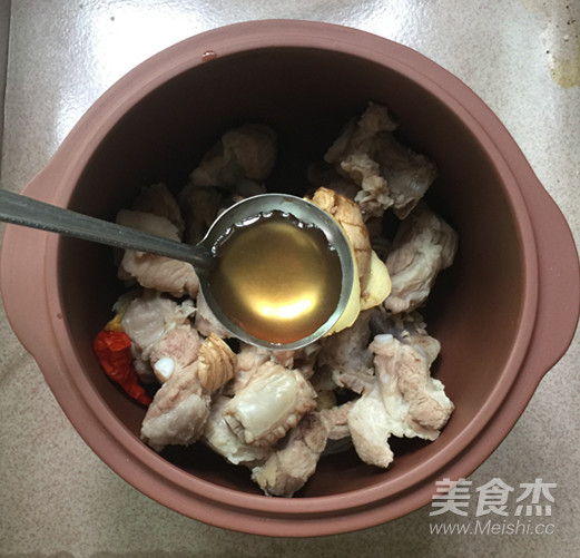 野生榛蘑煲排骨汤的步骤