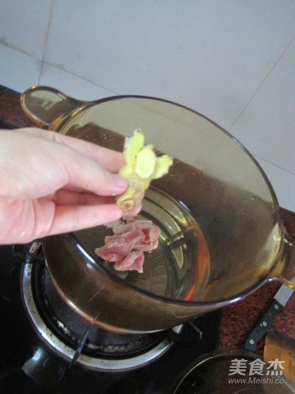 鸡肉煲鱼翅骨汤的步骤