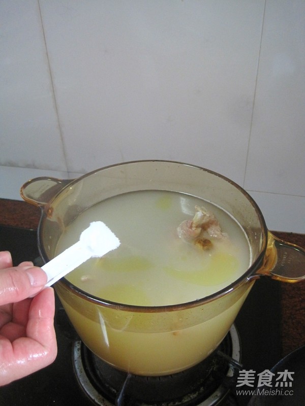 鸡肉煲鱼翅骨汤的步骤