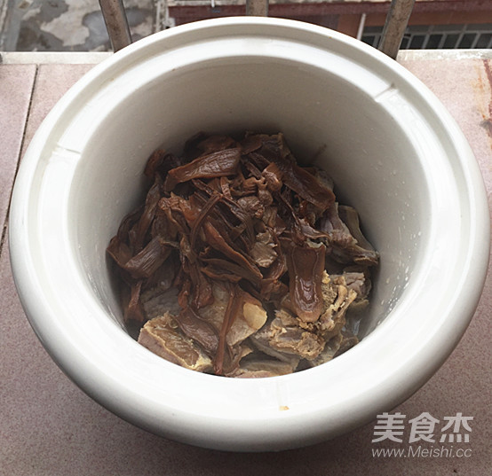 腊排骨煲玉米松茸汤的步骤