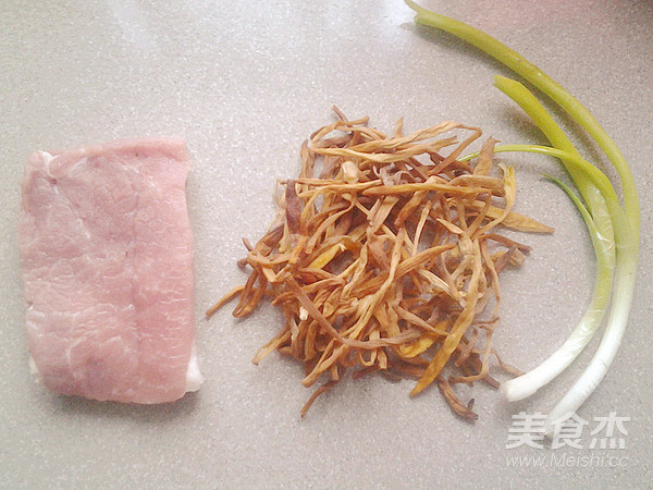黄花菜肉汤的步骤