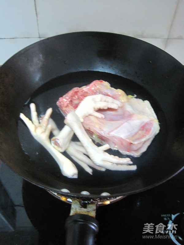鸡肉煲鱼翅骨汤的步骤