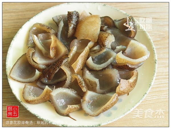 球参花胶排骨汤的步骤