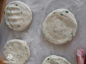 葱油饼，葱花饼，多做些冻起来可以当快手早餐哦！的做法 步骤13