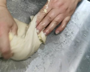 汉堡胚面包餐包（视频夏季轻松快速手揉手套膜方法）的做法 步骤7