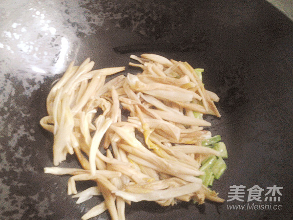 黄花菜肉汤的步骤
