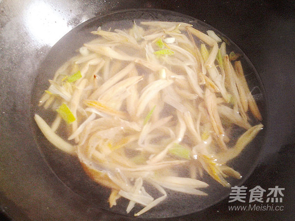 黄花菜肉汤的步骤