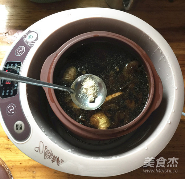 野生榛蘑煲排骨汤的步骤