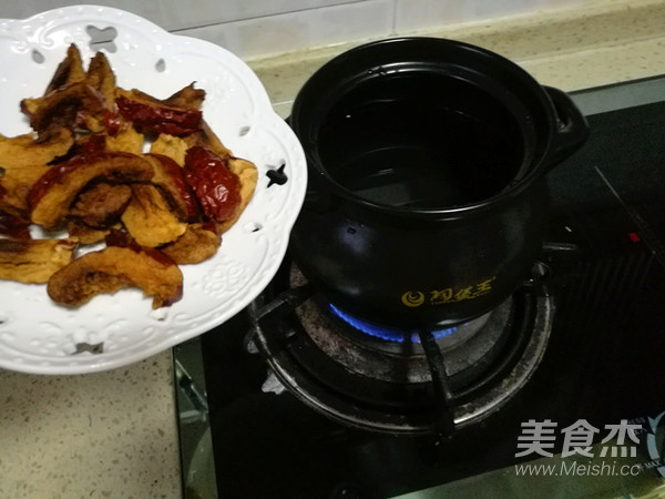 红枣桂圆煮鸡蛋甜汤的步骤