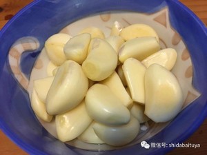 复刻天津桂园餐厅的黑蒜子牛肉粒的做法 步骤3