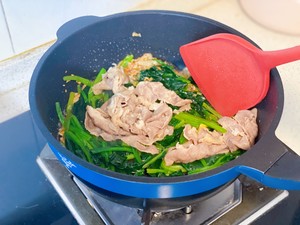菠菜炒牛肉 补铁小能手的做法 步骤9