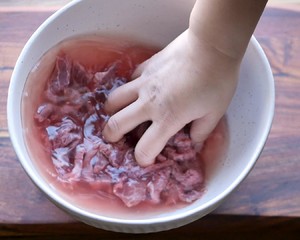 【小高姐】青椒牛肉 如何炒出嫩滑的牛肉的做法 步骤3