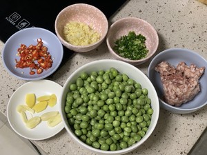 超下饭的豌豆肉沫的做法 步骤1