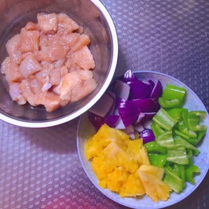 菠萝咕咾肉（鸡胸肉）的做法 步骤1