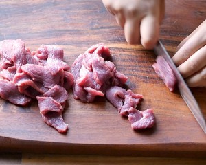 【小高姐】青椒牛肉 如何炒出嫩滑的牛肉的做法 步骤1
