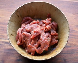 【小高姐】青椒牛肉 如何炒出嫩滑的牛肉的做法 步骤5