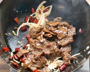 【小高姐】青椒牛肉 如何炒出嫩滑的牛肉的做法 步骤13