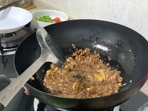 超下饭的豌豆肉沫的做法 步骤6