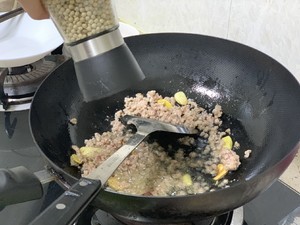 超下饭的豌豆肉沫的做法 步骤4