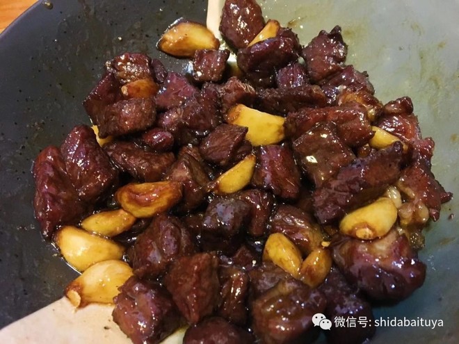 复刻天津桂园餐厅的黑蒜子牛肉粒的做法