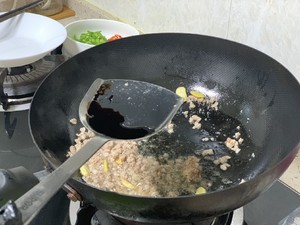 超下饭的豌豆肉沫的做法 步骤5