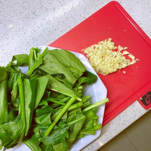 菠菜炒牛肉 补铁小能手的做法 步骤1
