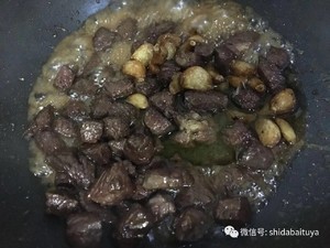 复刻天津桂园餐厅的黑蒜子牛肉粒的做法 步骤7