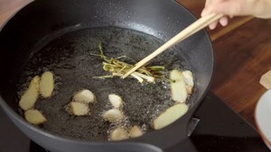 地锅鸡+自制红油【曼食慢语】的做法 步骤17