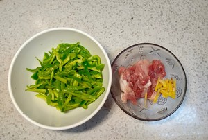 青椒炒肉丝的做法 步骤1