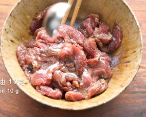 【小高姐】青椒牛肉 如何炒出嫩滑的牛肉的做法 步骤7