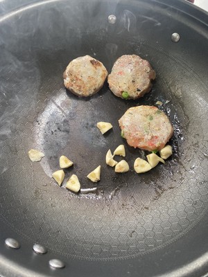 咖喱番茄芝士鸡肉饼炖菜的做法 步骤2