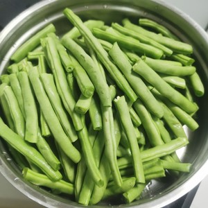 排骨土豆炖豆角（简单的东北经典炖菜）的做法 步骤3