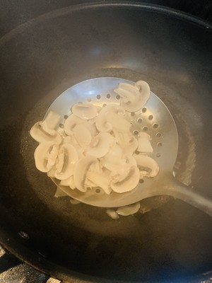 低脂奶油蘑菇炖菜（无需奶油和黄油）的做法 步骤2