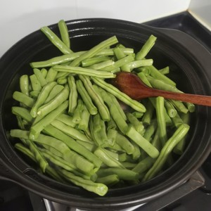 排骨土豆炖豆角（简单的东北经典炖菜）的做法 步骤6