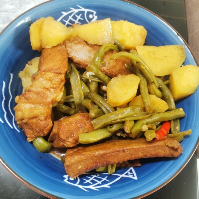 排骨土豆炖豆角（简单的东北经典炖菜）的做法