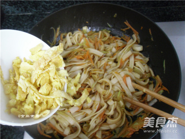 广东三丝炒河粉的步骤