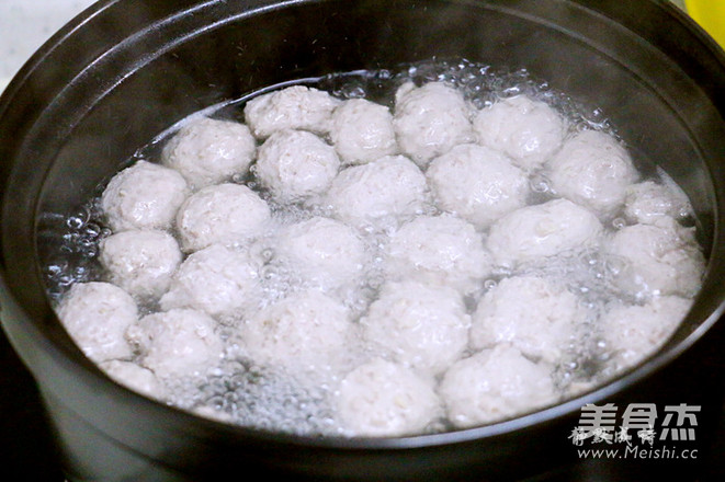 生汆肉丸青菜汤的步骤