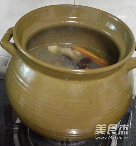 广东五指毛桃煲鸡的步骤