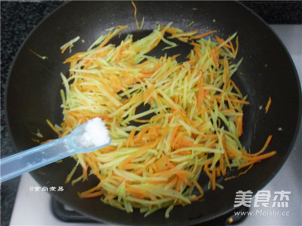 广东三丝炒河粉的步骤