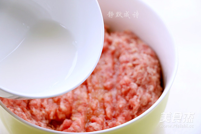 生汆肉丸青菜汤的步骤