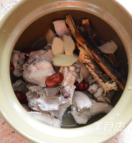 广东五指毛桃煲鸡的步骤