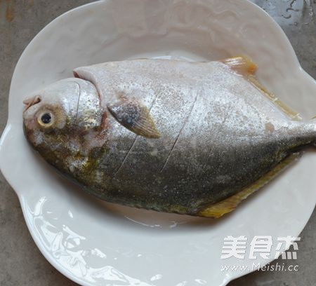 广东清蒸金鲳鱼的步骤
