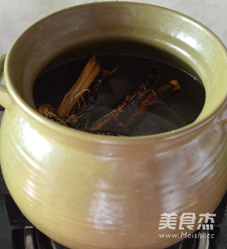 广东五指毛桃煲鸡的步骤